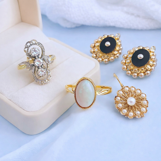 Comment porter un bijou ancien au quotidien sans faire “bijou de grand-mère” ?