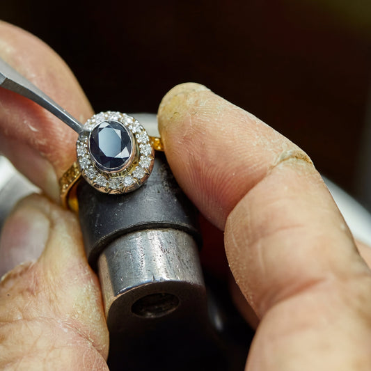 Pourquoi choisir un bijou ancien ? Histoire, authenticité et élégance intemporelle : découvrez ce que le neuf ne pourra jamais offrir.