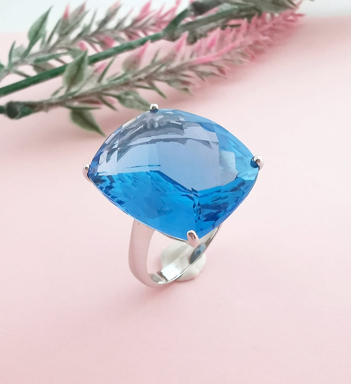 Bague / Topaze bleue / Or Blanc 18 K / (750°/°°) / 18 carats