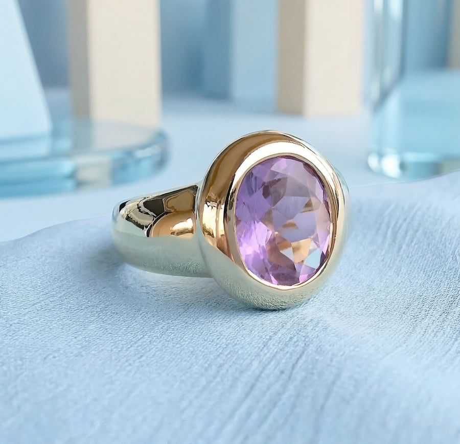vue détaillée en macro  Bague Améthyste ovale en solitaire Or Jaune 18K 