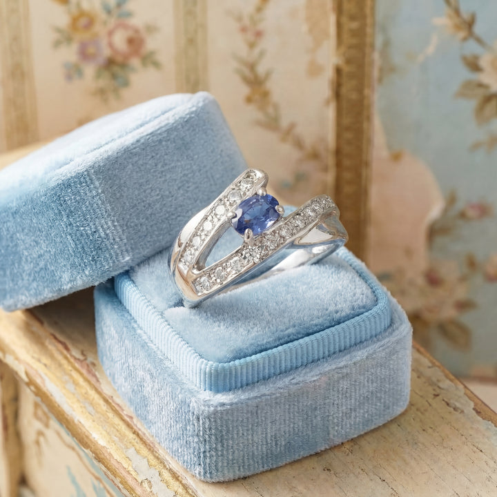 vue en écrin  Bague Saphir et Diamants Or Blanc 18K