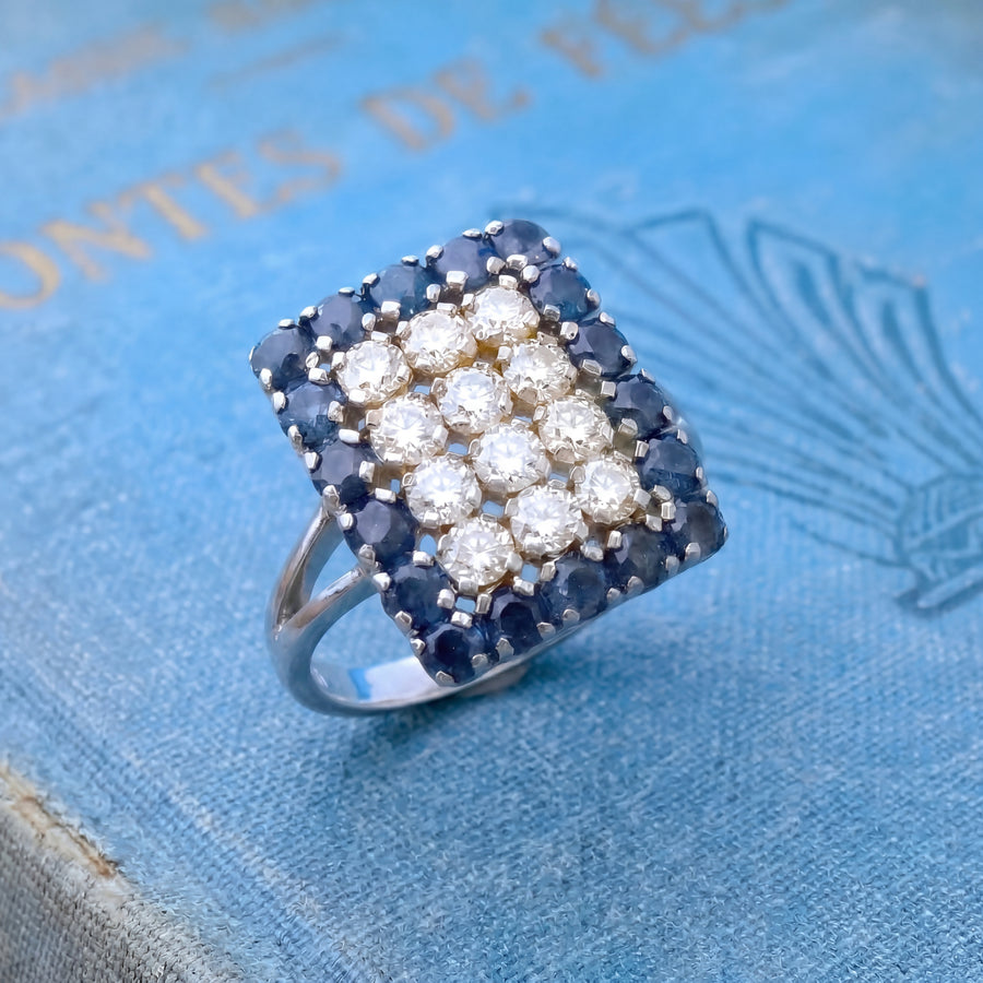 vue en macro Bague Vintage saphirs et diamants or gris 18K