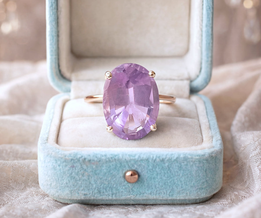 vue en écrin en macro Bague améthyste ovale en solitaire Or Jaune 18K 