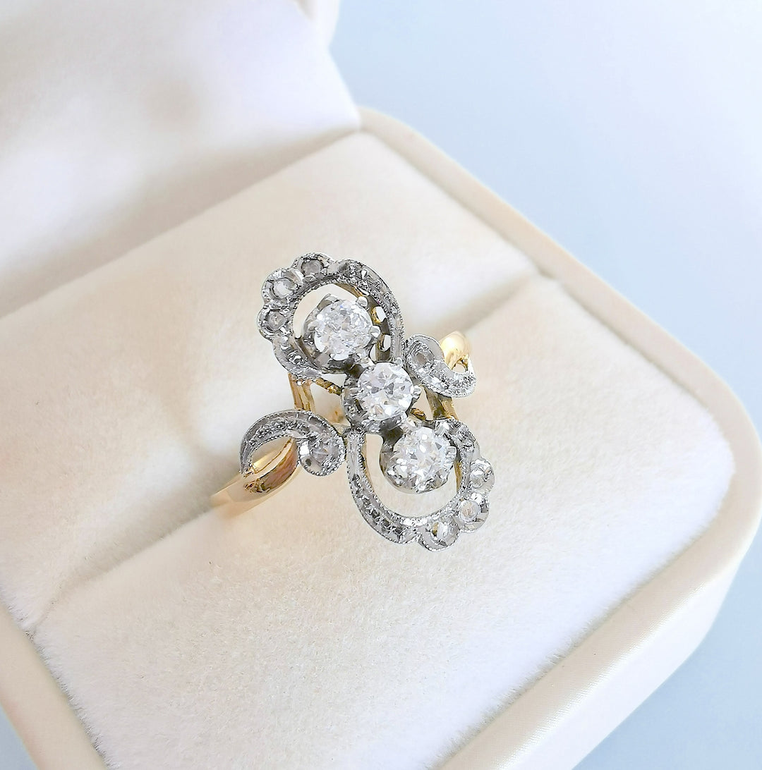 photo macro Bague ancienne (1910–1920) diamants en Or 18K et platine