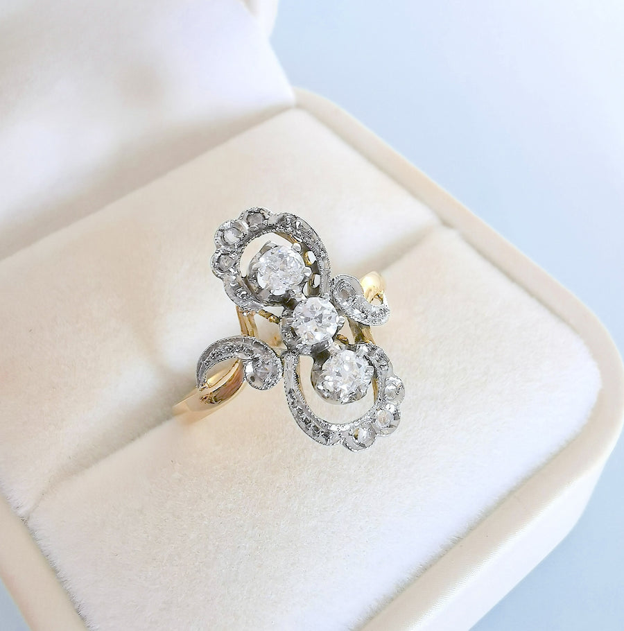 photo macro Bague ancienne (1910–1920) diamants en Or 18K et platine