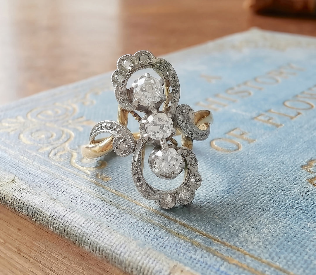 vue en macro Bague ancienne (1910–1920) diamants en Or 18K et platine