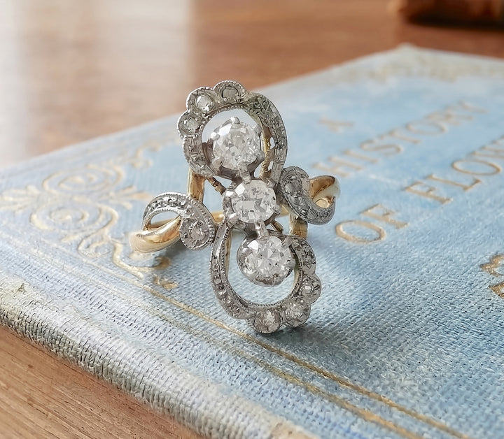 vue en macro Bague ancienne (1910–1920) diamants en Or 18K et platine