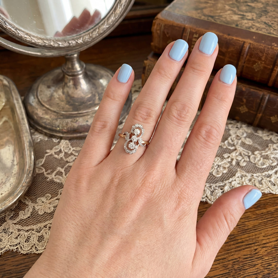 vue sur la main d'une femme Bague ancienne diamants en or 18 carats et platine