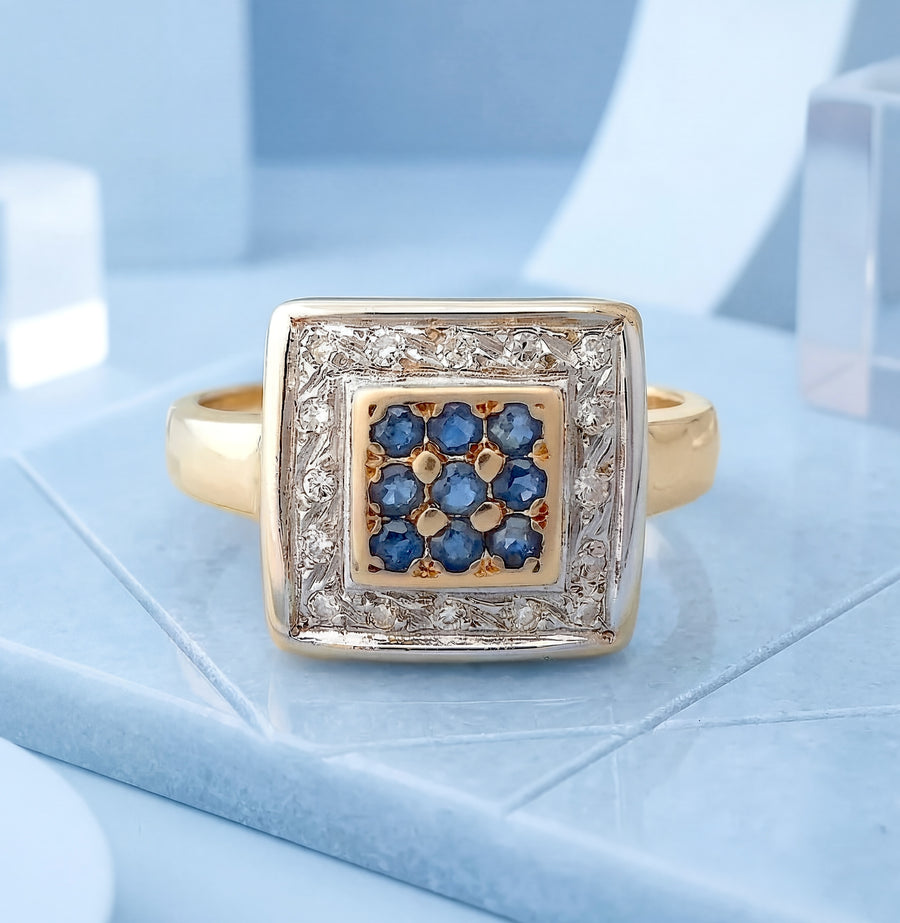 vue en macro bague saphir diamants carrée or 18K