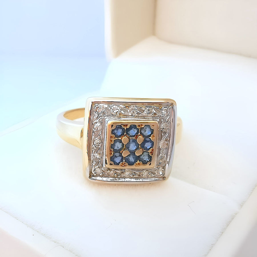 photo en macro Bague carrée saphirs et diamants or 2 tons 18K (750/1000) 18 carats