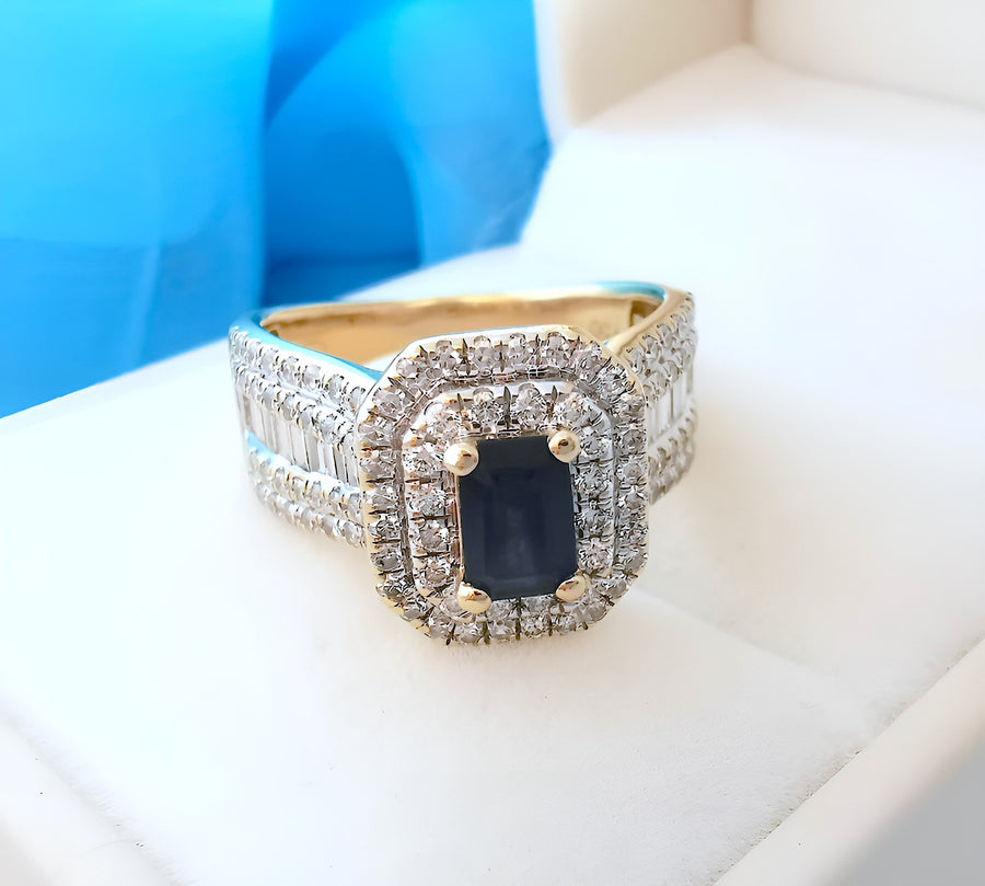 photo en macro de face Bague contemporaine saphir et diamants or 2 tons 18K 