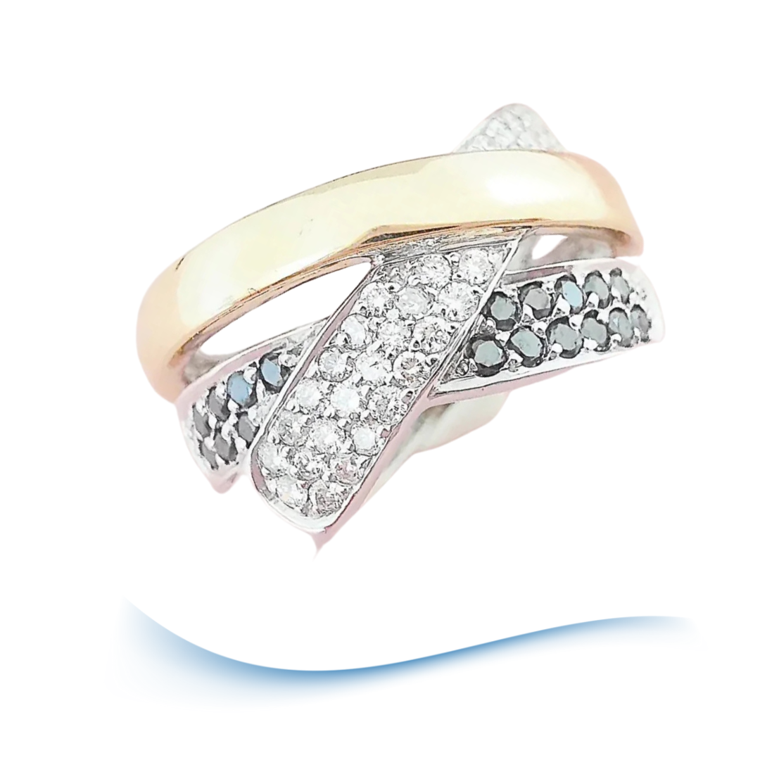 photo prise en macro de face Bague croisée diamants blancs et diamants noirs Or 18K