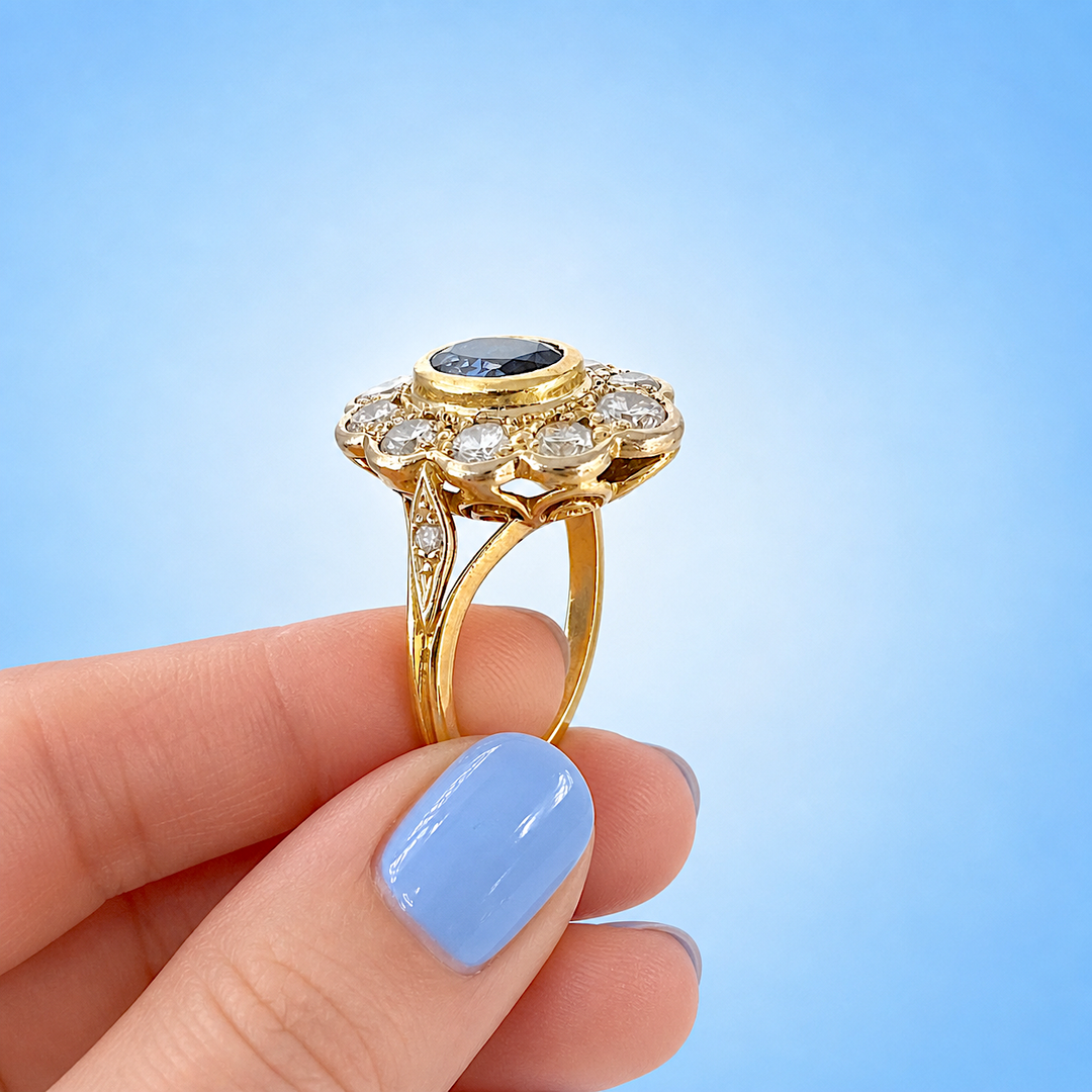 vue de la monture ajourée Bague de luxe pompadour saphir diamants or 18 carats