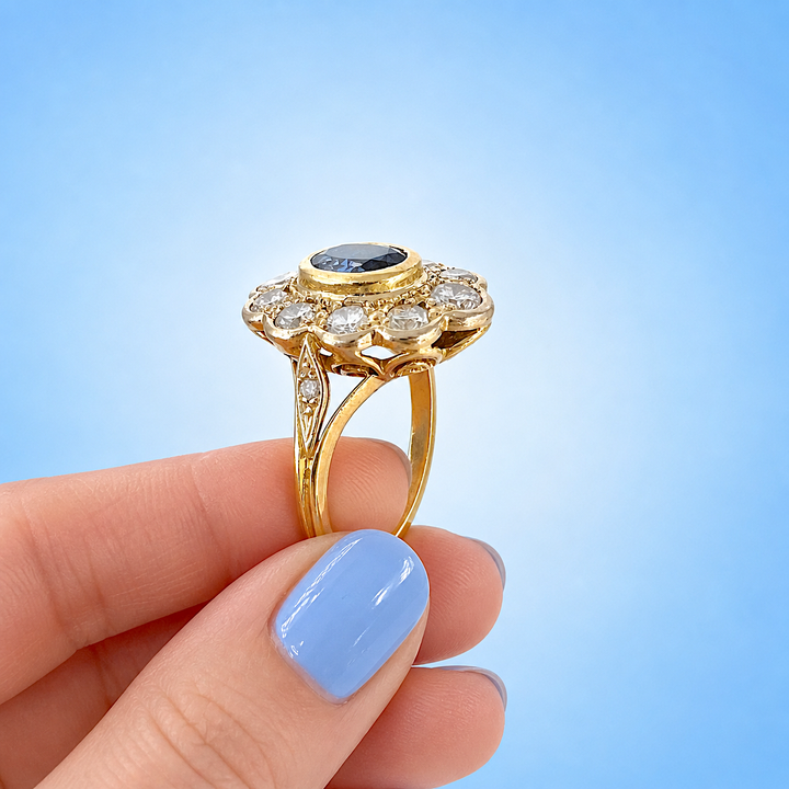 vue de la monture ajourée Bague de luxe pompadour saphir diamants or 18 carats