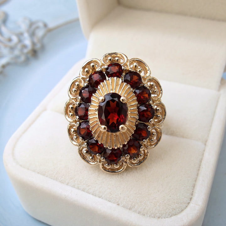 Bague dôme grenat or jaune 18 carats de seconde main, grenat ovale facetté serti griffes