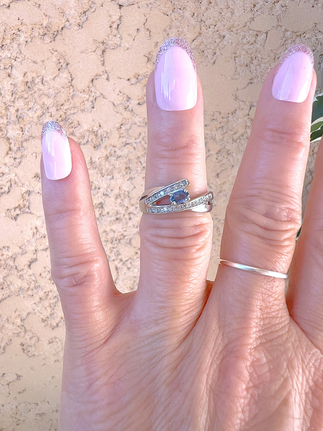 bague sur main Bague femme Saphir et Diamants Or Blanc 18K