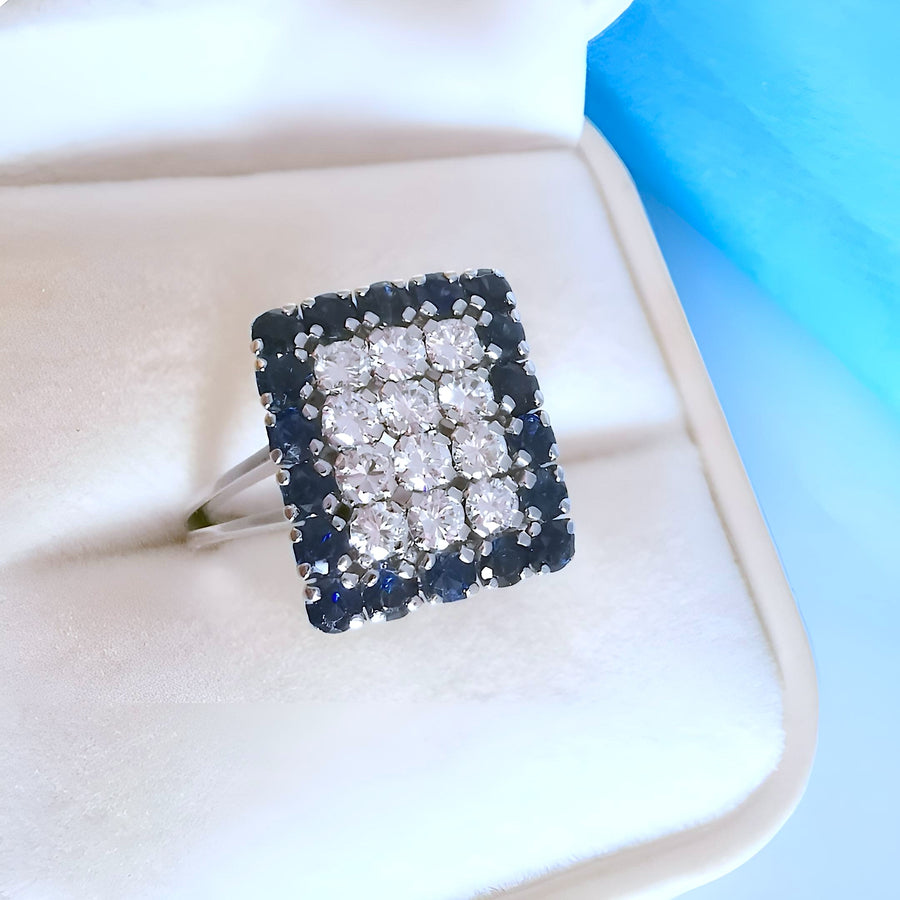 photo macro Bague femme Vintage (1970-1980) saphirs et diamants or gris 18K