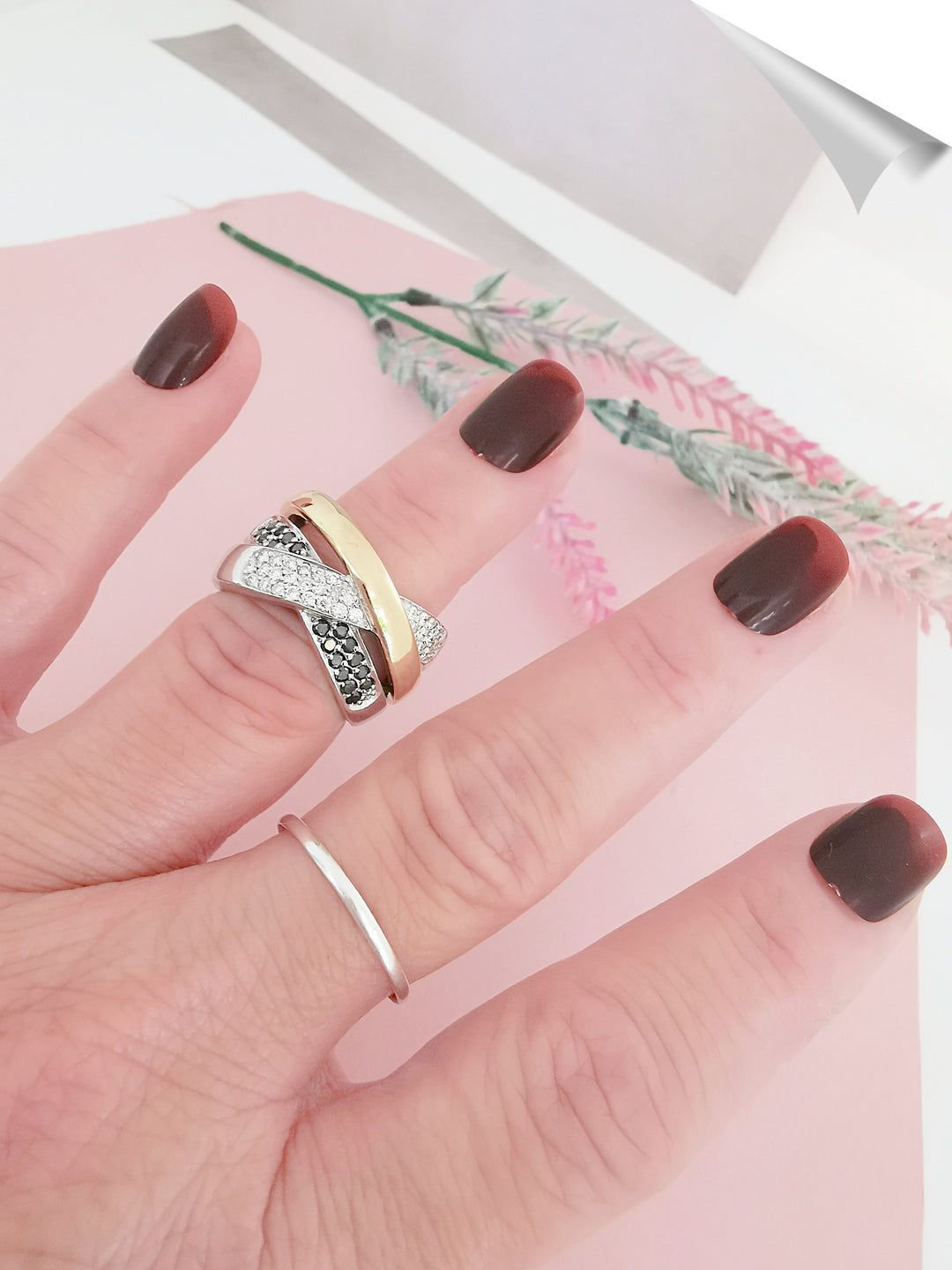 photo sur main Bague femme croisee diamants Or 18K boutique valordiams