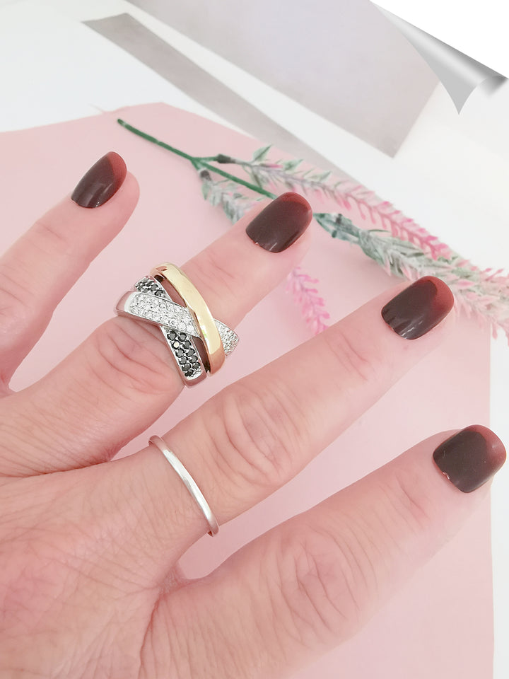 photo sur main Bague femme croisee diamants Or 18K boutique valordiams