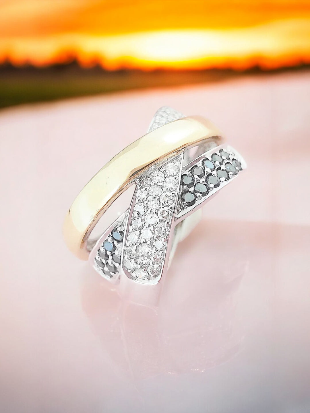 détails photo Bague femme croisee diamants blancs et diamants noirs Or 18K