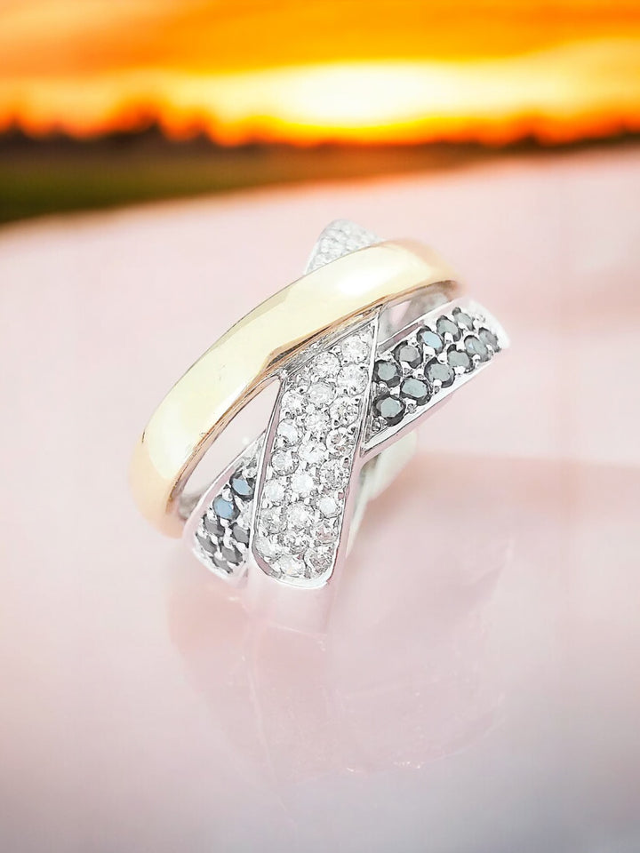 détails photo Bague femme croisee diamants blancs et diamants noirs Or 18K