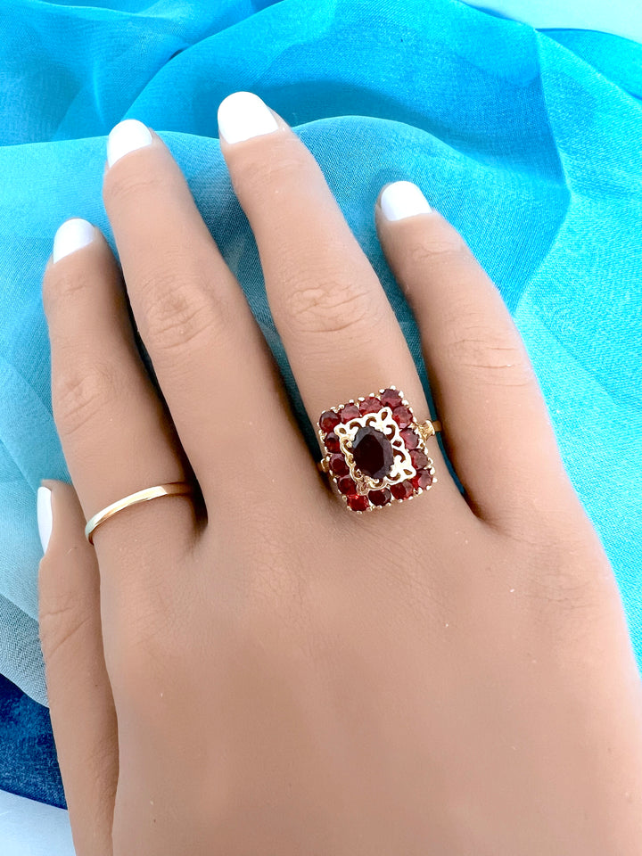 photo sur la main Bague femme grenats Or jaune 18K 