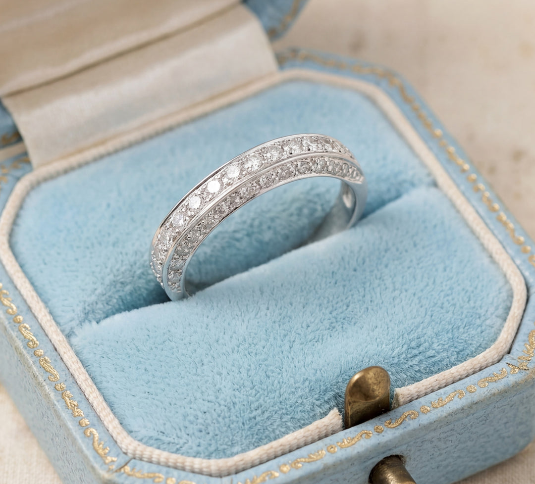vue dans un bel écrin Bague jonc pavée de diamants Or blanc 18K (750/1000)