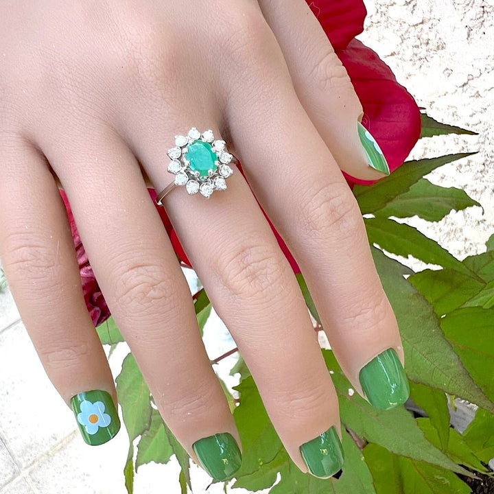 photo portée Bague marguerite vintage avec Emeraude et Diamants Or blanc 18K