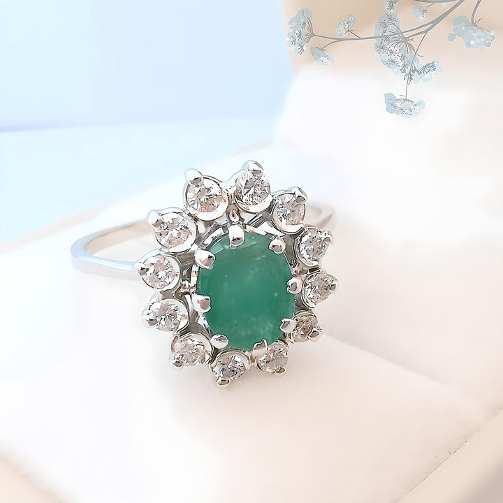 photo face Bague marguerite vintage avec Emeraude et Diamants Or blanc 18K