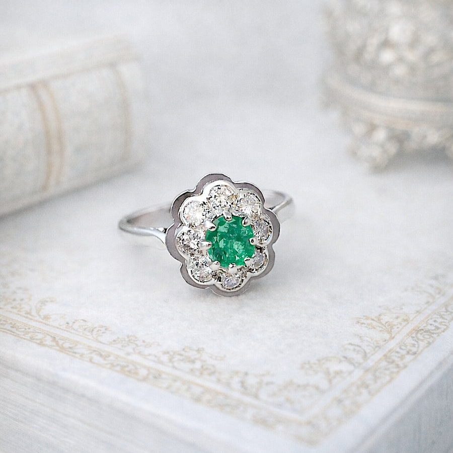 vue en macro Bague marguerite vintage emeraude et Diamants (1950–1960) Or blanc 18K et platine