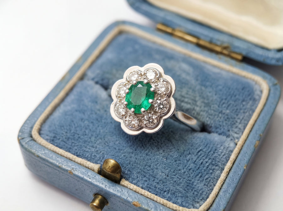 vue en écrin Bague marguerite vintage émeraude et Diamants (1950–1960) Or blanc 18K et platine
