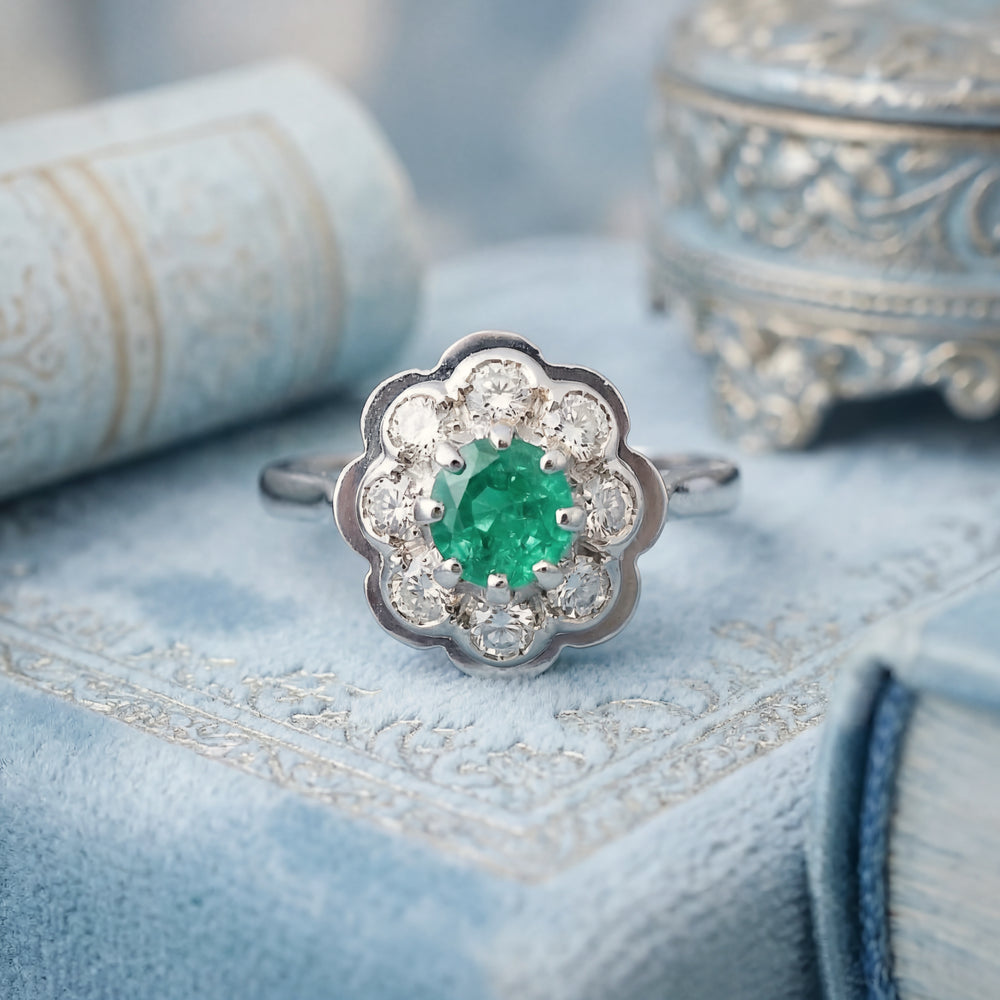 vue en macro Bague marguerite vintage émeraude et Diamants (1950–1960) Or blanc 18 carats et platine