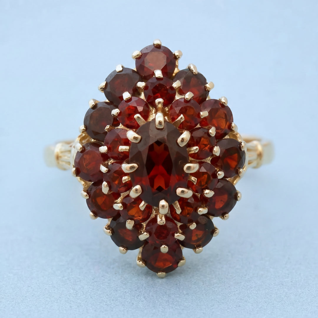 vue en macro Bague marquise en grenats Or