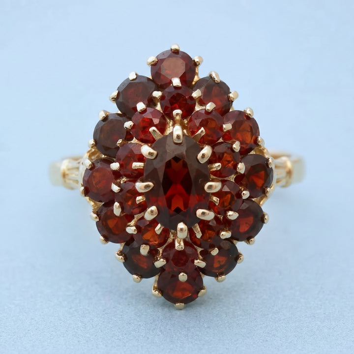 vue en macro Bague marquise en grenats Or