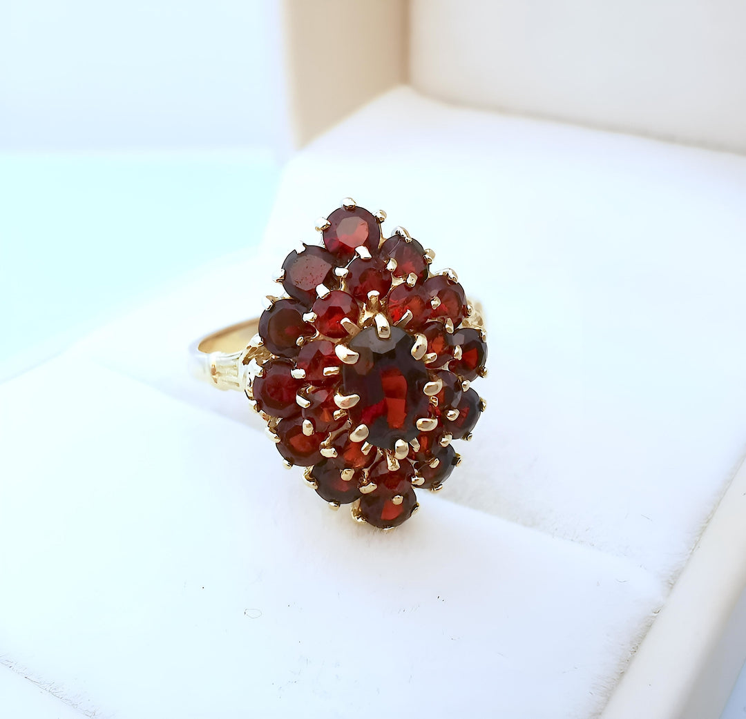 photo en macro Bague marquise en grenats Or jaune 18K (750/1000) 18 carats