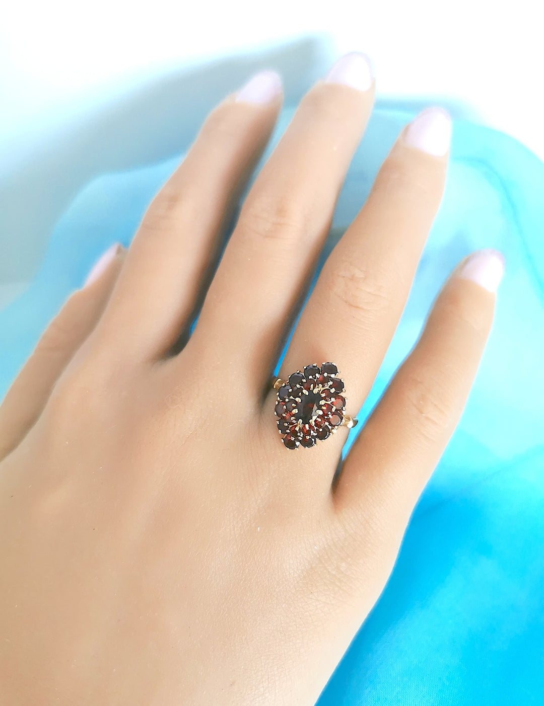 photo de la bague marquise grenats portée