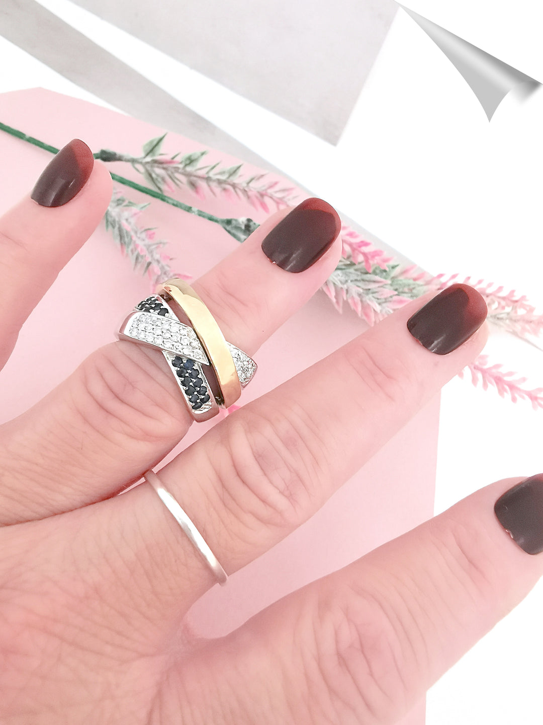 photo sur une main Bague occasion femme croisée saphirs diamants Or 18K 