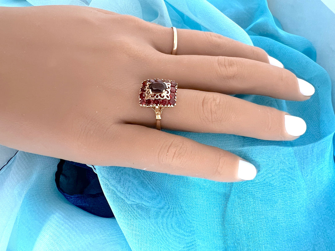 photo portée Bague occasion grenats Or jaune 18K 