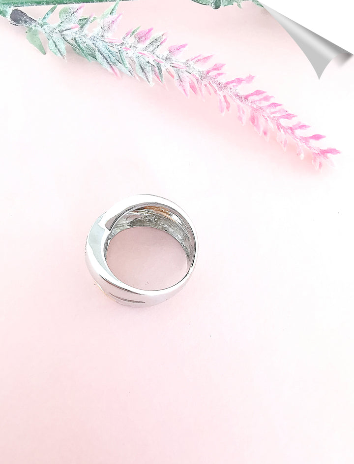 photo macro intérieur de l'anneau bague seconde main or deux tons pavage diamants Valordiams