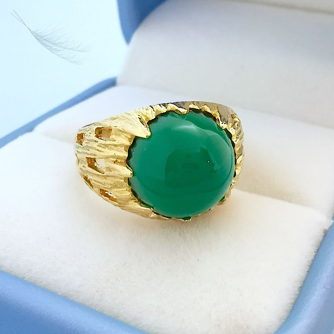 photo macro Bague vintage (1980-1990) agate verte en cabochon Or jaune 18K