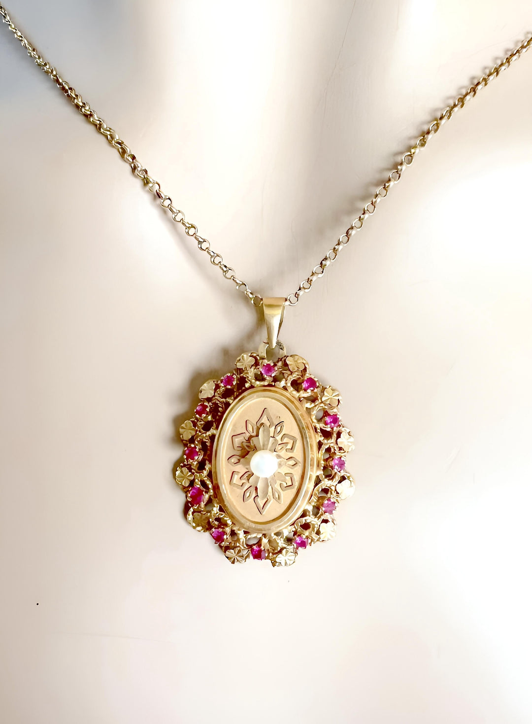 photo Bijou ancien or rose 18K – Pendentif avec perle de culture et rubis roses