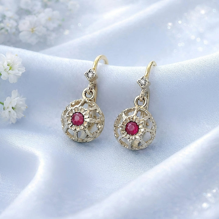 vue en macro Boucles d'oreilles Dormeuses anciennes (vers 1900) diamants rubis or 18 K et platine