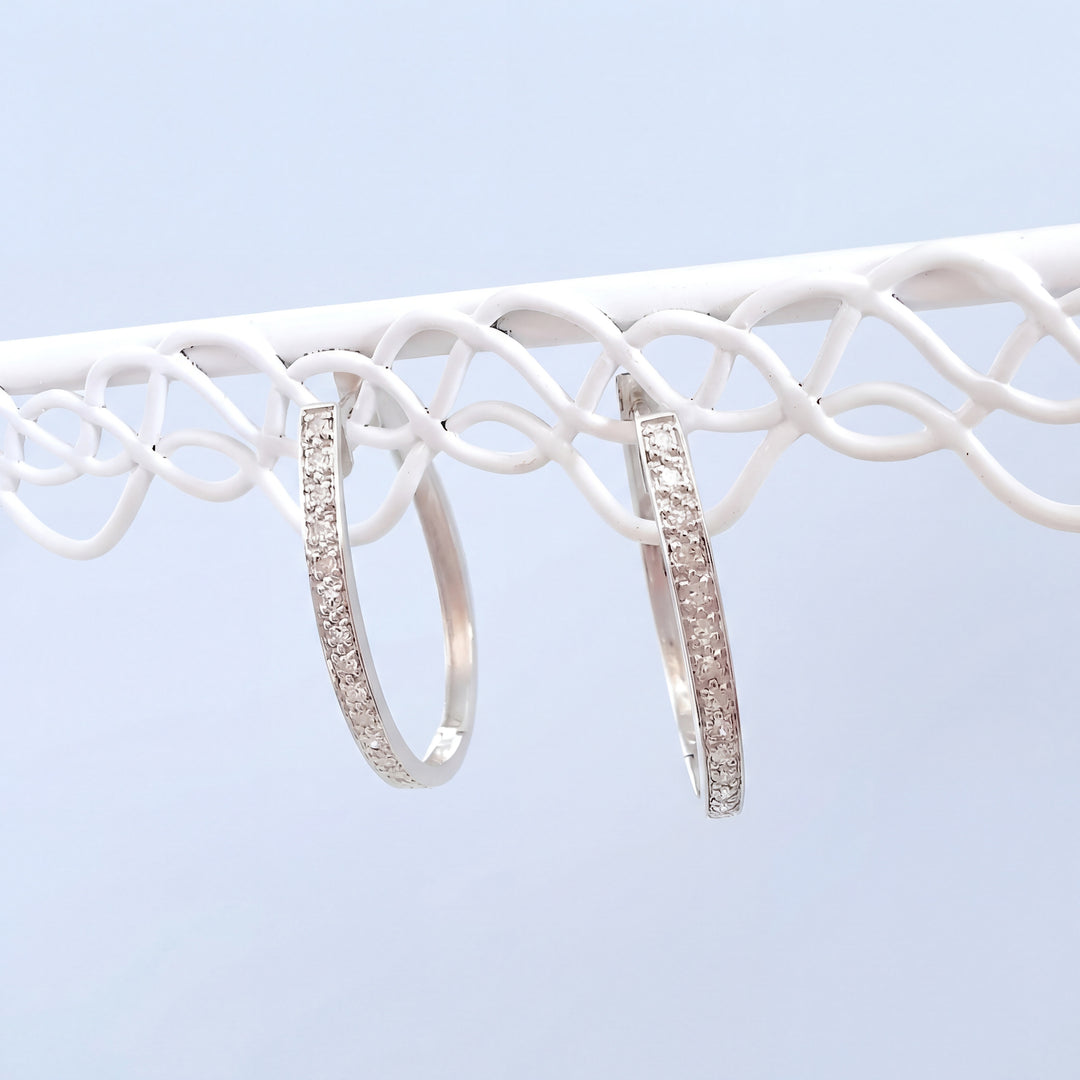 photo en macro droite Boucles d'oreilles créoles ovales en diamants Or blanc 18K (750/1000) 18 carats