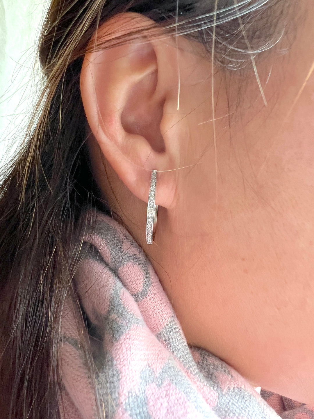 photo portée Boucles d'oreilles créoles ovales en diamants Or blanc 18K 