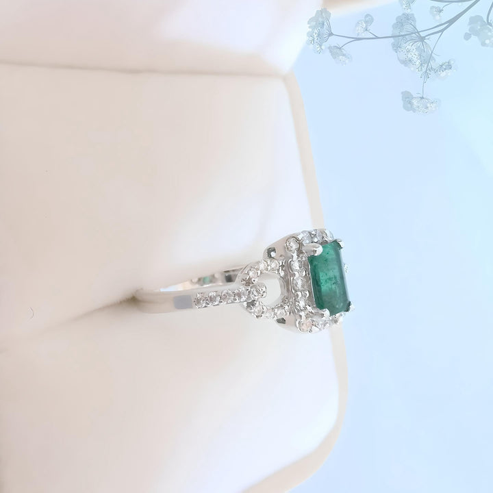 Bague de fiançailles émeraude et Diamants Or blanc 18 K (750°/°°) 18 carats
