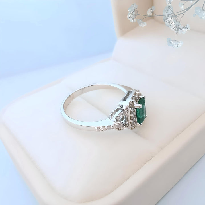 Bague de fiançailles émeraude et Diamants Or blanc 18 K (750°/°°) 18 carats