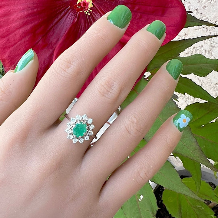 Bague marguerite vintage avec Emeraude et Diamants Or blanc 18 K (750°/°°) 18 carats
