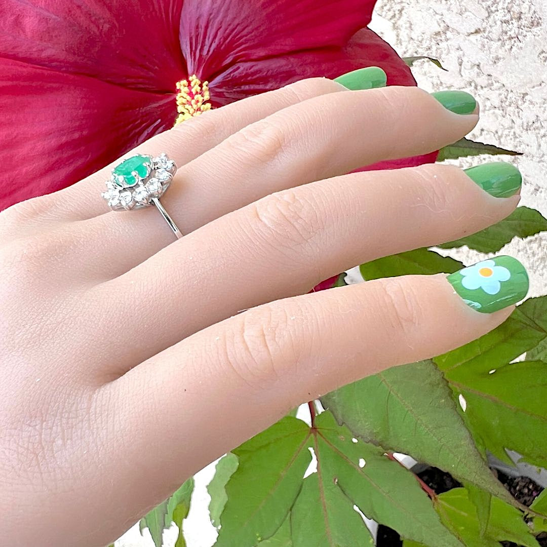 Bague marguerite vintage avec Emeraude et Diamants Or blanc 18 K (750°/°°) 18 carats