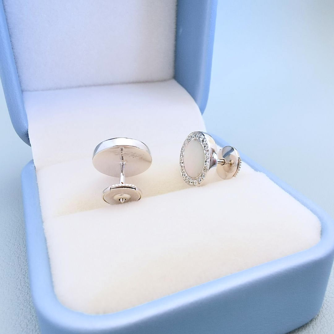 Boucles d'oreilles signées Tabbah en nacre et Diamants Or blanc 18 K  (750°/°°) 18 carats