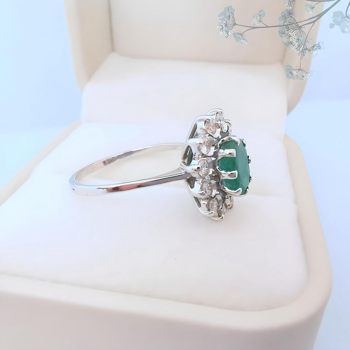 Bague marguerite vintage avec Emeraude et Diamants Or blanc 18 K (750°/°°) 18 carats